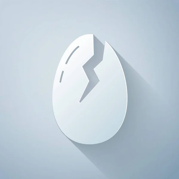 Разрезанная бумага иконка разбитых яиц выделена на сером фоне. Счастливой Пасхи. Бумажный стиль. Векторная миграция — стоковый вектор