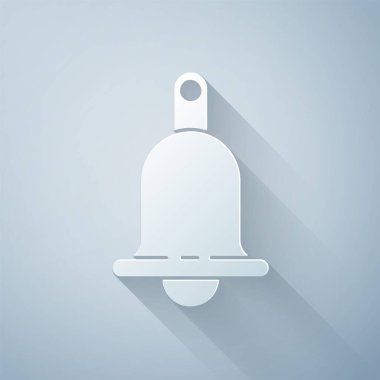 Kağıt kesiği Gri arkaplanda izole edilmiş zil simgesi. Alarm sembolü, servis zili, el zili işareti, uyarı sembolü. Kağıt sanatı tarzı. Vektör İllüstrasyonu