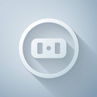 Kağıt kesiği Elektrik çıkış simgesi gri arkaplanda izole edildi. Elektrik prizi. Rosette sembolü. Kağıt sanatı tarzı. Vektör İllüstrasyonu