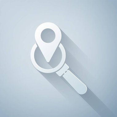 Kağıt kesiği Arama konumu simgesi gri arkaplanda izole edildi. İşaretli büyüteç. Kağıt sanatı tarzı. Vektör İllüstrasyonu