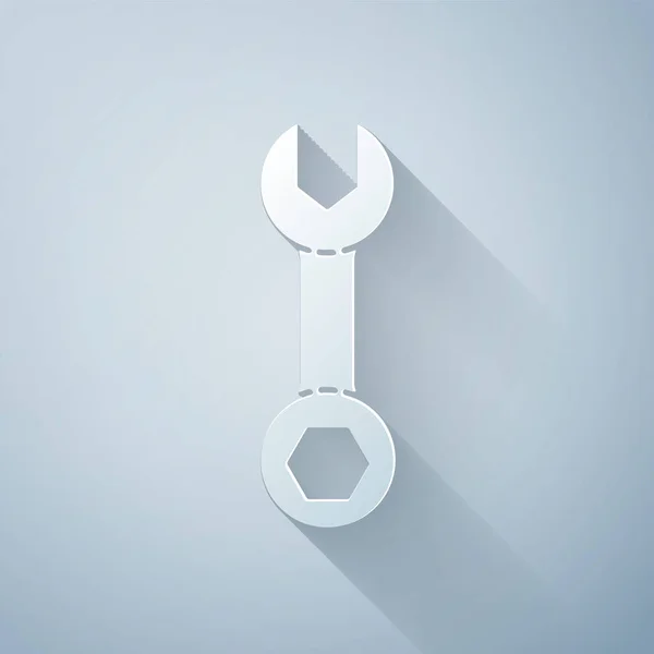 Иконка гаечного ключа, вырезанная бумагой, выделена на сером фоне. Бумажный стиль. Векторная миграция — стоковый вектор