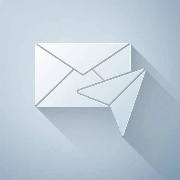 Papiergeschnittenes Umschlagsymbol isoliert auf grauem Hintergrund. E-Mail-Nachricht Brief Symbol. Papierkunst. Vektorillustration — Stockvektor