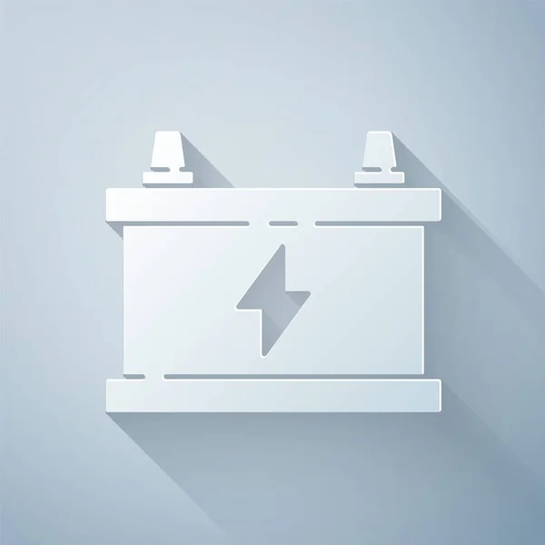 Papiergeschnittene Autobatterie-Ikone isoliert auf grauem Hintergrund. Akkubatterie Energie und Akkubatterie Strom. Papierkunst. Vektorillustration — Stockvektor