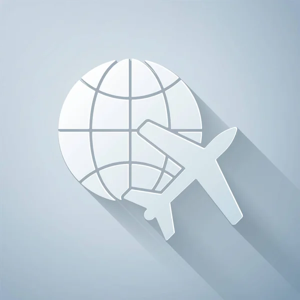 Papiergeschnittener Globus mit fliegendem Flugzeug-Symbol auf grauem Hintergrund. Flugzeuge umkreisen den Planeten Erde. Flugzeug-Ikone. Papierkunst. Vektorillustration — Stockvektor