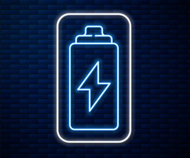 Parlayan neon hattı Battery simgesi tuğla duvar arka planında izole edildi. Şimşek sembolü. Vektör İllüstrasyonu