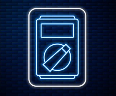 Parlayan neon hattı Ampere ölçer, multimetre, voltmetre ikonu tuğla duvar arka planında izole edilmiş. Elektrik akımını ölçmek için araçlar. Vektör İllüstrasyonu