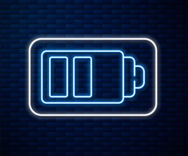 Parlayan neon hattı Batarya şarj seviyesi göstergesi simgesi tuğla duvar arka planında izole edildi. Vektör İllüstrasyonu