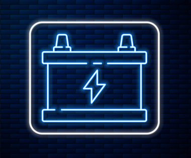 Parlayan neon hattı araba aküsü ikonu tuğla duvar arka planında izole edildi. Akümülatör bataryası enerji ve elektrik akümülatörü bataryası. Vektör İllüstrasyonu