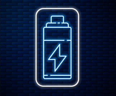 Parlayan neon hattı Battery simgesi tuğla duvar arka planında izole edildi. Şimşek sembolü. Vektör İllüstrasyonu