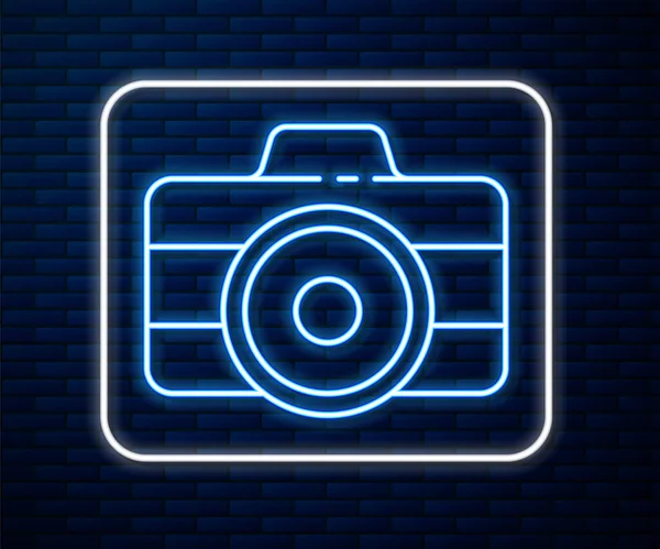 네온 라인 포토 카메라 아이콘은 벽돌 벽 배경에 분리되어 있다. Foto 카메라 아이콘. 사기적 인 예 — 스톡 벡터