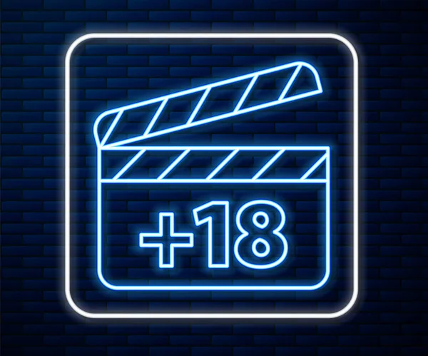 Glow neon line Movie clapper avec 18 plus icône de contenu isolé sur fond de mur de briques. Un symbole de restriction d'âge. Chaîne adulte. Illustration vectorielle — Image vectorielle