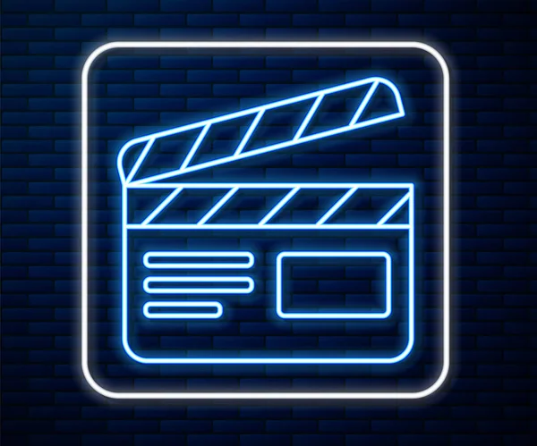 Brillante línea de neón Película clapper icono aislado en el fondo de la pared de ladrillo. Tablero de aplausos de película. Signo de tablilla. Producción de cine o industria de medios. Ilustración vectorial — Vector de stock