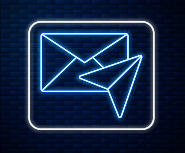 Leuchtende Leuchtschrift Umschlag-Symbol isoliert auf Backsteinwand Hintergrund. E-Mail-Nachricht Brief Symbol. Vektorillustration — Stockvektor