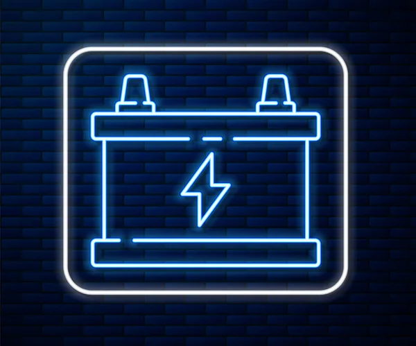 ネオンラインの輝きレンガの壁の背景に隔離された車のバッテリーアイコン。蓄電池のエネルギー電力と電気蓄電池。ベクターイラスト — ストックベクタ