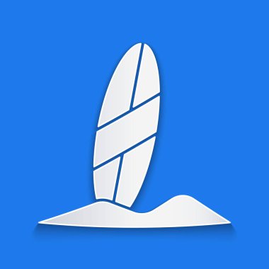 Kağıt kesme Surfboard simgesi mavi arka plan üzerinde izole. Sörf tahtası. Ekstrem sporlar. Spor ekipmanları. Kağıt sanat tarzı. Vektör İllüstrasyonu
