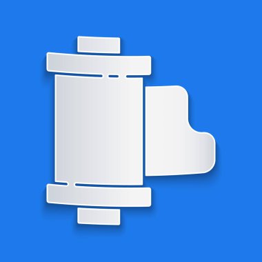 Kağıt kesikli, klasik film rulo kartuş simgesi mavi arkaplanda izole edilmiş. 35 mm 'lik film kutusu. Film şeridi fotoğrafçı ekipmanı. Kağıt sanatı tarzı. Vektör İllüstrasyonu