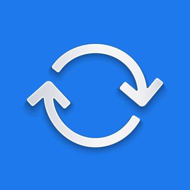 Kağıt kesiği Yenileme simgesi mavi arkaplanda izole edildi. Sembolü yeniden yükle. Döndürme okları daire işareti şeklinde. Kağıt sanatı tarzı. Vektör İllüstrasyonu