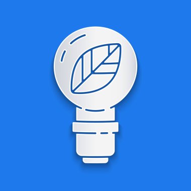 Kağıt kesiği ampul ve mavi arka planda yaprak simgesi var. Çevre enerjisi kavramı. Alternatif enerji kavramı. Kağıt sanatı tarzı. Vektör İllüstrasyonu