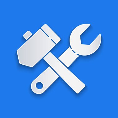 Kağıt kesiği çekiç ve anahtar simgesi mavi arka planda izole edilmiş. Donanım aletleri. Kağıt sanatı tarzı. Vektör İllüstrasyonu