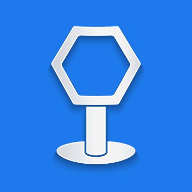 Kağıt kesiği trafik levhası. Mavi arkaplanda işaretleme simgesi izole edildi. İşaretçi sembolü. İzole sokak bilgi levhası. Yön tabelası. Kağıt sanatı tarzı. Vektör İllüstrasyonu