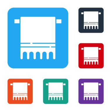 Beyaz arka planda izole edilmiş bir askı simgesi üzerinde beyaz havlu. Banyo havlusu ikonu. Renkli kare düğmelerle simgeleri ayarla. Vektör İllüstrasyonu