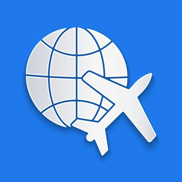 Papiergeschnittene Weltkugel Mit Fliegendem Flugzeug Symbol Auf Blauem Hintergrund Flugzeuge — Stockvektor