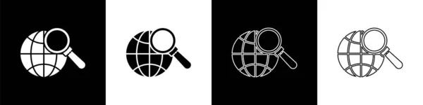 Vergrootglas Met Globe Pictogram Geïsoleerd Zwart Wit Achtergrond Wereld Analyseren — Stockvector