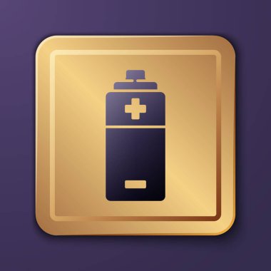 Mor Batarya simgesi mor arkaplanda izole edildi. Şimşek sembolü. Altın kare düğme. Vektör İllüstrasyonu