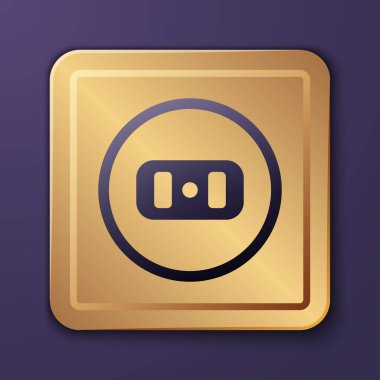 Mor Elektrik çıkış simgesi mor arkaplanda izole edilmiş. Elektrik prizi. Rosette sembolü. Altın kare düğme. Vektör İllüstrasyonu