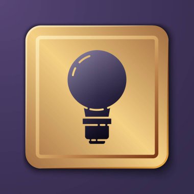 Mor arkaplanda izole edilmiş fikir ikonu kavramına sahip mor ampul. Enerji ve fikir sembolü. İlham konsepti. Altın kare düğme. Vektör İllüstrasyonu