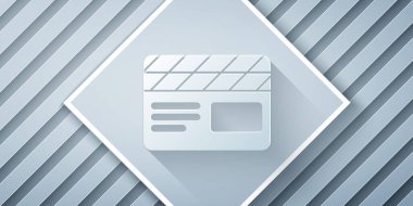 Kağıt kesiği Film alkışlama simgesi gri arkaplanda izole edildi. Film alkışlama tahtası. Alkış tahtası işareti. Sinema yapımı ya da medya endüstrisi. Kağıt sanatı tarzı. Vektör İllüstrasyonu