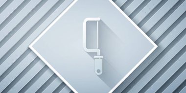 Kağıt kesiği Testeresi simgesi gri arkaplanda izole edildi. Tahta ve metal testeresi. Kağıt sanatı tarzı. Vektör İllüstrasyonu