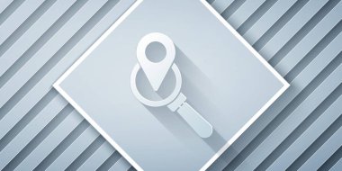 Kağıt kesiği Arama konumu simgesi gri arkaplanda izole edildi. İşaretli büyüteç. Kağıt sanatı tarzı. Vektör İllüstrasyonu