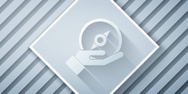 Kağıt kesiği Pusula simgesi gri arkaplanda izole edildi. Rüzgâr yön bulma sembolü. Rüzgar gül işareti. Kağıt sanatı tarzı. Vektör İllüstrasyonu