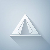 Papírvágás Idegenforgalmi sátor ikon elszigetelt szürke háttér. Kempingszimbólum. Papírművészeti stílus. Vektorillusztráció