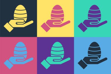 Pop Art Human Hand ve Paskalya Yumurtası ikonu renkli arka planda izole edilmiş. Mutlu Paskalyalar. Vektör İllüstrasyonu