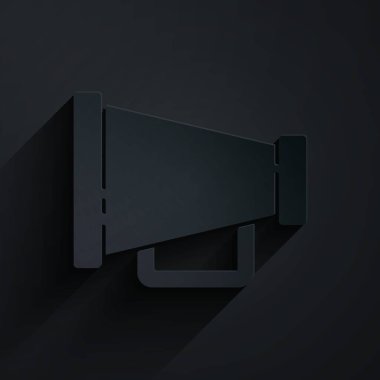 Kağıt kesiği Megafon simgesi siyah arkaplanda izole edilmiş. Sözcü işareti. Kağıt sanatı tarzı. Vektör İllüstrasyonu