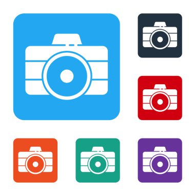 Beyaz fotoğraf makinesi simgesi beyaz arkaplanda izole edildi. Fotoğraf makinesi simgesi. Renkli kare düğmelerle simgeleri ayarla. Vektör İllüstrasyonu