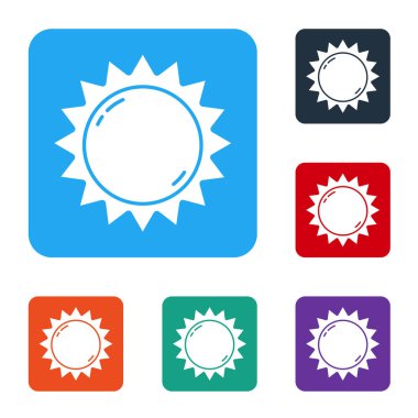 Beyaz Güneş simgesi beyaz arkaplanda izole edildi. Yaz sembolü. Güneşli bir gün. Renkli kare düğmelerle simgeleri ayarla. Vektör İllüstrasyonu