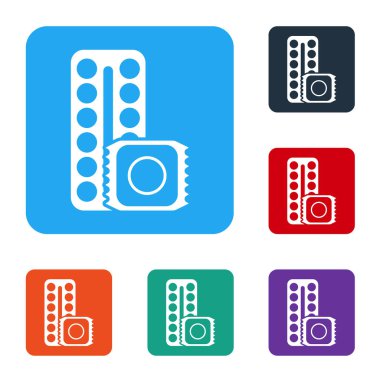 Beyaz arka planda izole edilmiş güvenli seks ikonu içinde doğum kontrol hapları ve prezervatif paketleri. Doğum kontrol hapı. Renkli kare düğmelerle simgeleri ayarla. Vektör İllüstrasyonu