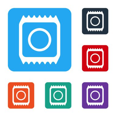 Beyaz prezervatif beyaz arka planda izole edilmiş güvenli seks ikonu. Güvenli aşk sembolü. Erkekler için doğum kontrol yöntemi. Renkli kare düğmelerle simgeleri ayarla. Vektör İllüstrasyonu