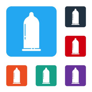 Beyaz kondom güvenli seks ikonu beyaz arka planda izole edilmiş. Güvenli aşk sembolü. Erkekler için doğum kontrol yöntemi. Renkli kare düğmelerle simgeleri ayarla. Vektör İllüstrasyonu