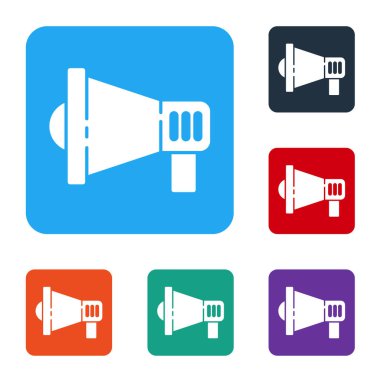 Beyaz arka planda izole edilmiş beyaz megafon simgesi. Sözcü işareti. Renkli kare düğmelerle simgeleri ayarla. Vektör İllüstrasyonu