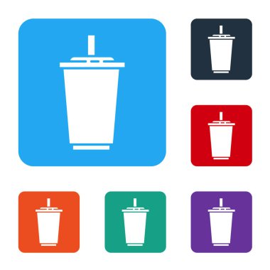 Beyaz arka planda izole edilmiş saman ve su ikonu içeren beyaz kağıt bardak. Soda bardağı. Taze soğuk içecek sembolü. Renkli kare düğmelerle simgeleri ayarla. Vektör İllüstrasyonu