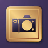 Fialová ikona fotoaparátu izolované na fialovém pozadí. Ikona fotoaparátu. Zlatý knoflík. Vektorová ilustrace