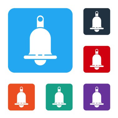 Beyaz zili simgesi beyaz arkaplanda izole edildi. Alarm sembolü, servis zili, el zili işareti, uyarı sembolü. Renkli kare düğmelerle simgeleri ayarla. Vektör İllüstrasyonu