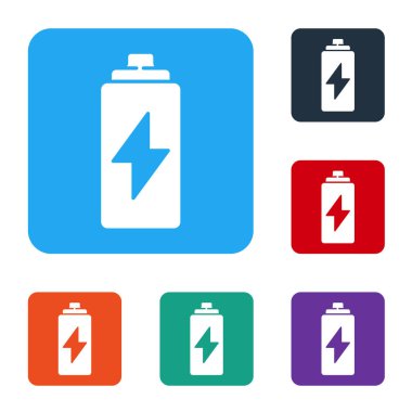 Beyaz Batarya simgesi beyaz arkaplanda izole edildi. Şimşek sembolü. Renkli kare düğmelerle simgeleri ayarla. Vektör İllüstrasyonu