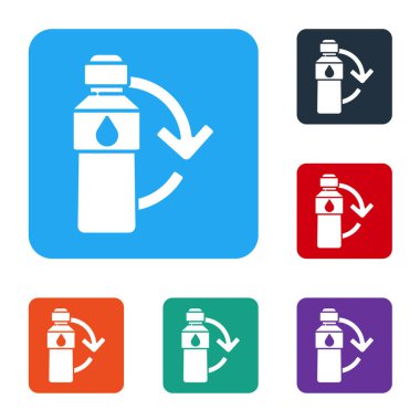 Beyaz arka planda izole edilmiş plastik şişe simgesi. Renkli kare düğmelerle simgeleri ayarla. Vektör İllüstrasyonu