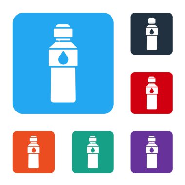 Beyaz arka planda izole edilmiş beyaz bir şişe su ikonu. Soda su içme tabelası. Renkli kare düğmelerle simgeleri ayarla. Vektör İllüstrasyonu