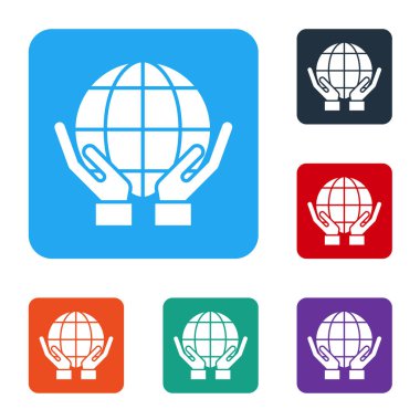 Beyaz insan elleri, beyaz zemin üzerinde Dünya 'nın ikonunu tutuyor. Dünya kavramını sakla. Renkli kare düğmelerle simgeleri ayarla. Vektör İllüstrasyonu